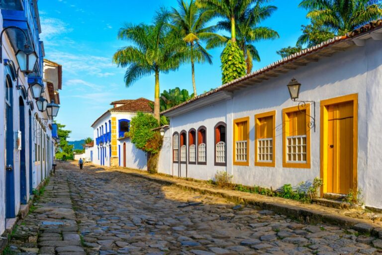 Paraty: história, praias paradisíacas, cachoeiras e cultura. Descubra o charme do Centro Histórico e aventuras na natureza em um só lugar!